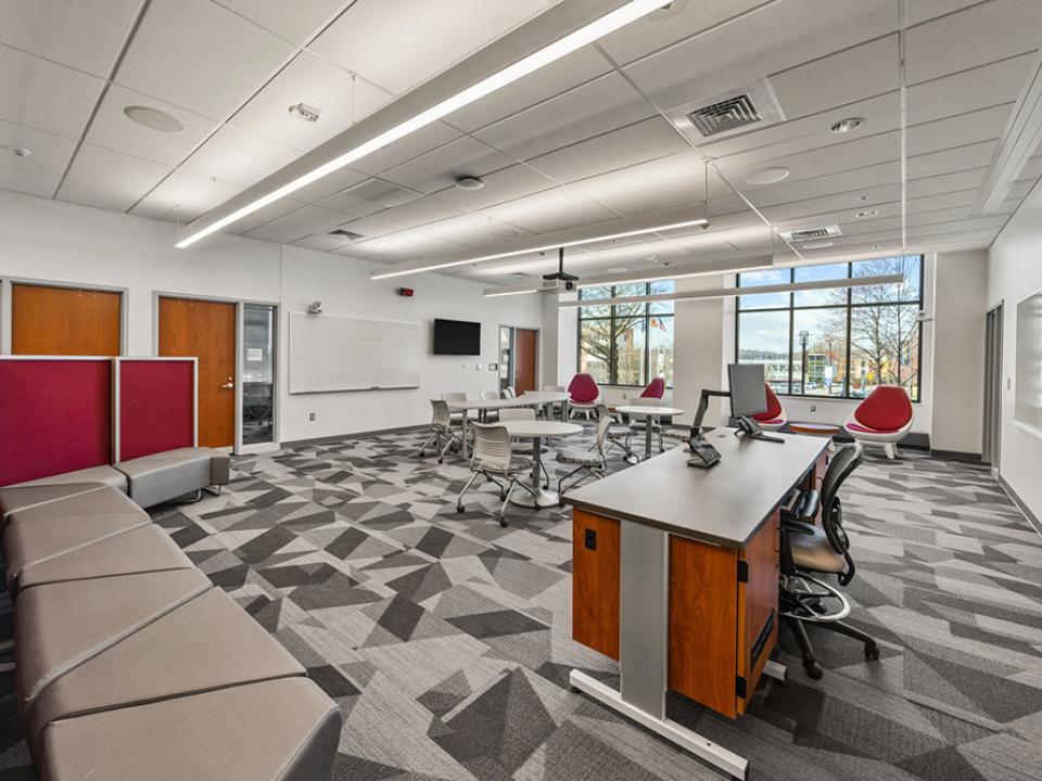 Room with lectern and configurable seating